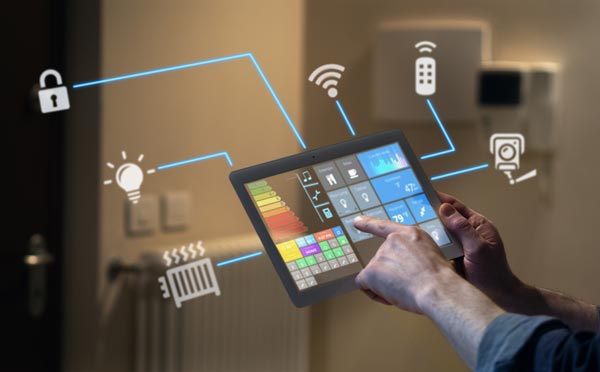 Homme gérant une maison connectée via sa tablette