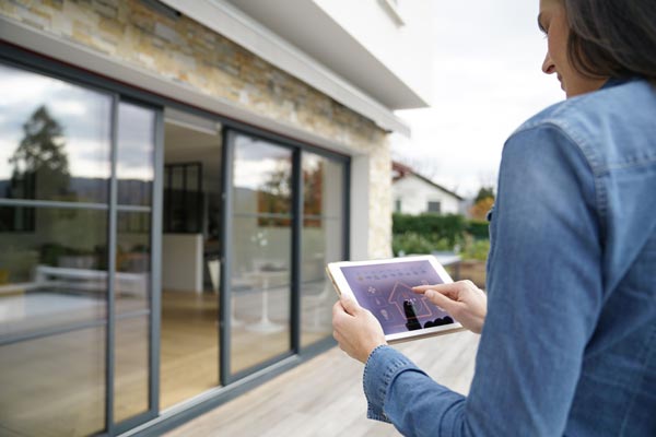 Femme utilisant une application pour maison connectée